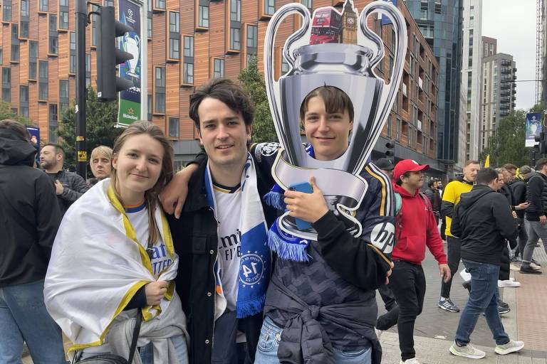 Celia Poeolanc, Rodrigo Molina e o primo, torcedores do Real Madrid, na final da Champions League em Londres