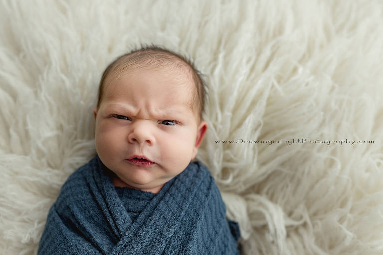 Ensaio fotográfico do recém-nascido Trent Mundy, que viralizou na internet pelas expressões 'mal-humoradas'