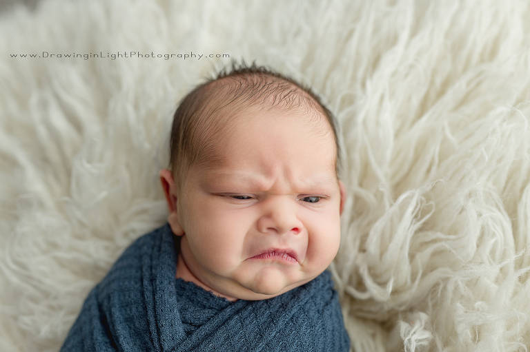Ensaio de fotos de bebê 'mal-humorado' viraliza na internet