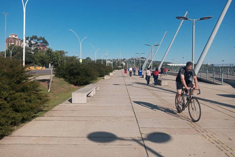 Moradores de Porto Alegre aproveitam domingo de sol para reocupar orla do Guaíba e áreas de lazer