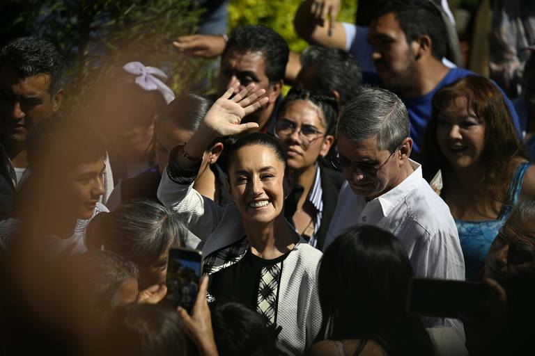 Claudia Sheinbaum, que passará a ser presidente do México, durante votação na Cidade do México, ao lado de apoiadores