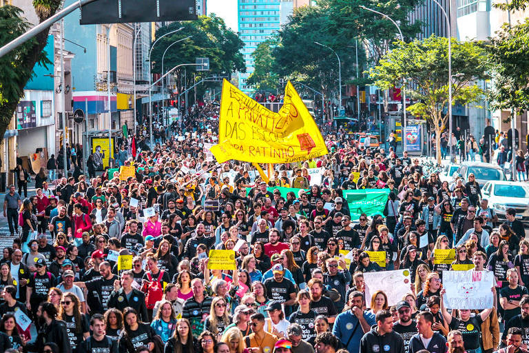 Ratinho quer entregar gestão de escolas a empresas e enfrenta protestos no Paraná