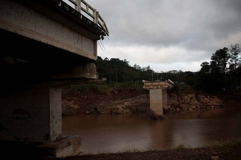 Enchente arranca ponte e prejudica município de Travesseiro (RS)