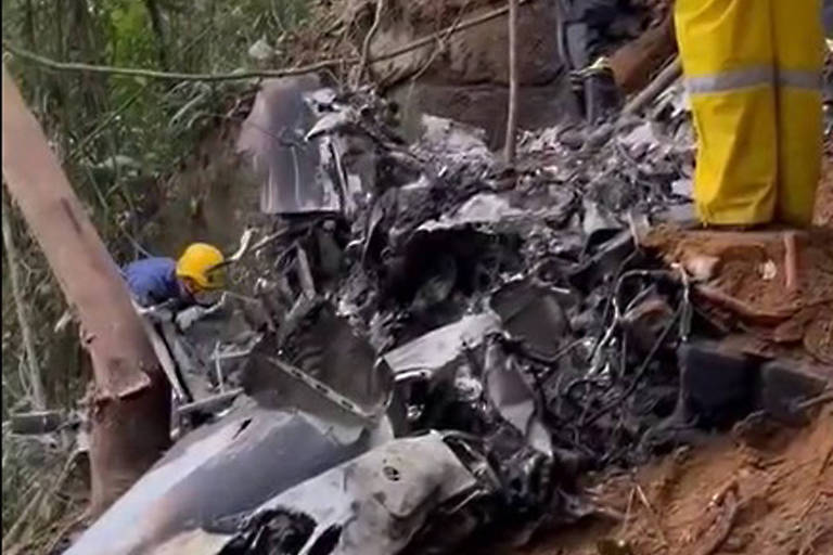 Duas pessoas morrem em queda de avião bimotor na região de Joinville (SC)