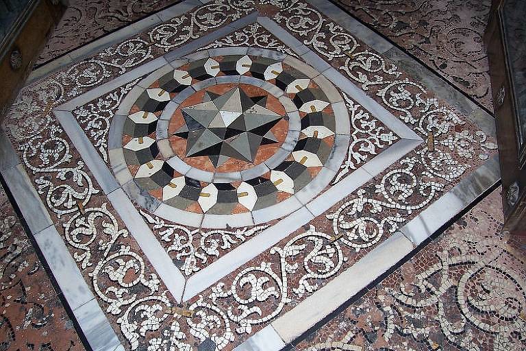 Dodecaedro estrelado no piso da Basílica de São Marcos, em Veneza, datado de 1430 e atribuído ao italiano Paolo Uccello (13971475)