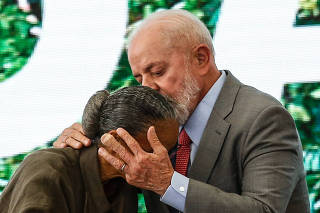 Lula beija Marina Silva e expõe curativo no dedo médio