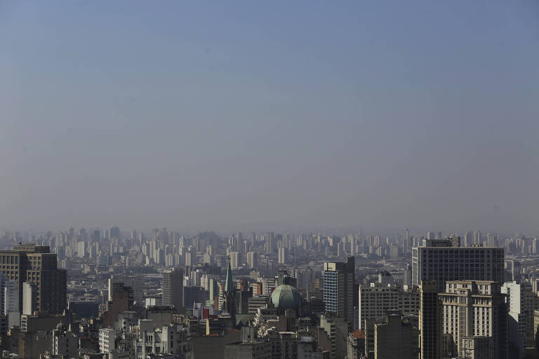 Camada de poluição e vista no céu da região central da capital de São Paulo