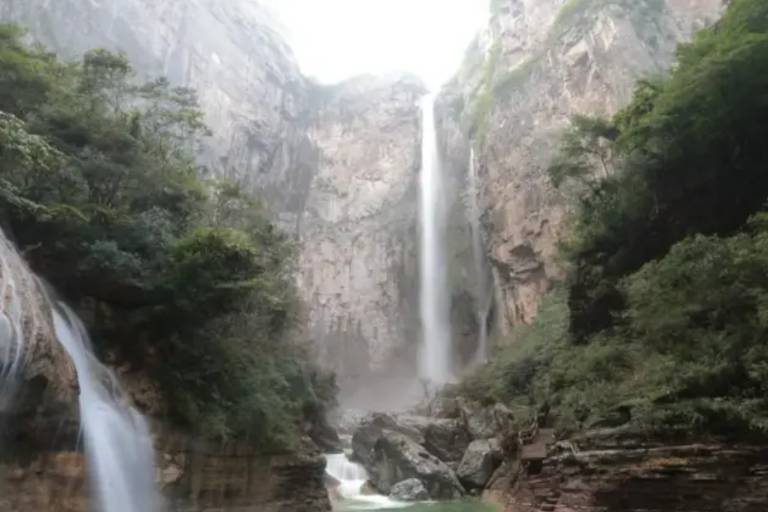 Turista descobre cano abastecendo 'cachoeira mais alta da China'