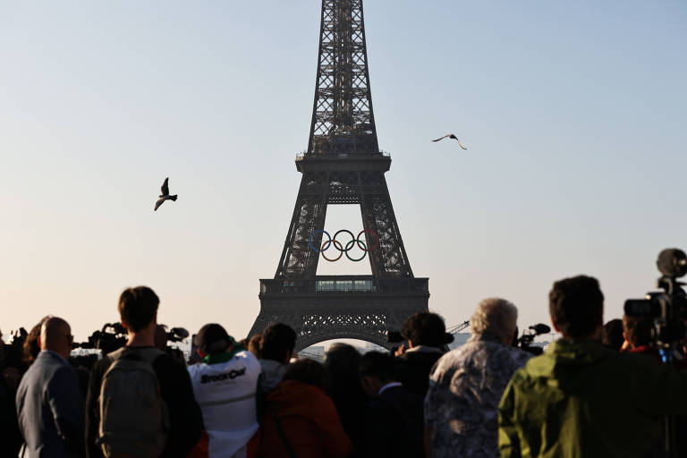 Paris instala anéis olímpicos na Torre Eiffel