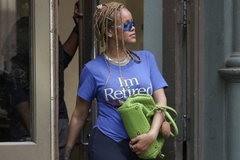 Estou aposentada, diz Rihanna em frase estampada na camiseta