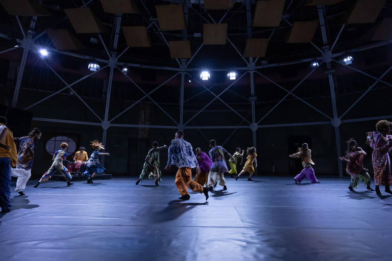 Cenas da coreografia 'Horizonte +', no Theatro Municipal de São Paulo