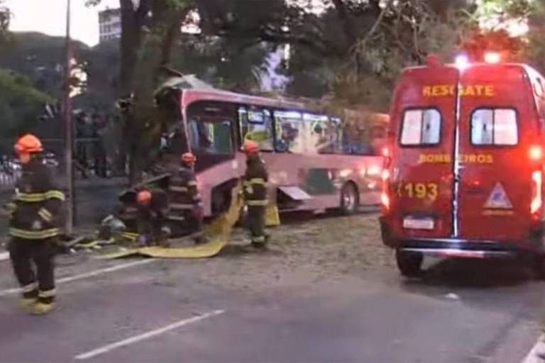 Ônibus bate em árvore e deixa 18 feridos na zona sul de São Paulo