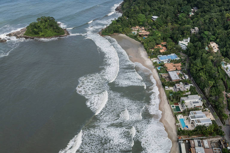 Praias públicas têm acesso restrito em loteamentos privados no litoral de SP