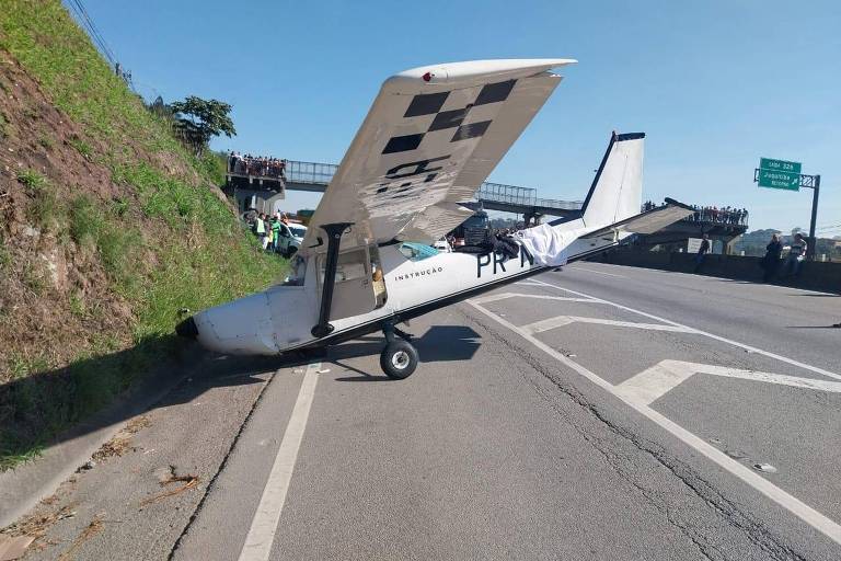Avião de pequeno porte cai na rodovia Régis Bittencourt em SP e deixa dois feridos