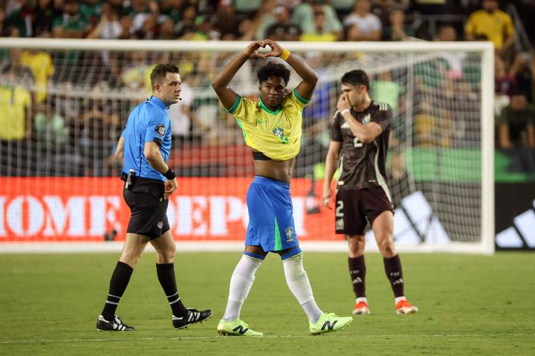 Fazendo com as mãos um coração, Endrick festeja no estádio Kyle Field seu gol, que deu a vitória por 3 a 2 para o Brasil sobre o México em amistoso no Texas