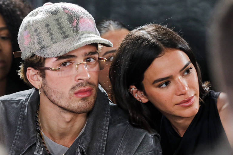 Bruna Marquezine e João Guilherme assistem juntos a desfile de Sasha Meneghel