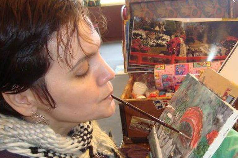 Morre Simony Garcia, jornalista que virou pintora após ficar tetraplégica, aos 52