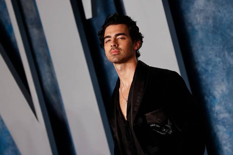 Joe Jonas aproveita praia na Grécia em clima de romance com atriz libanesa