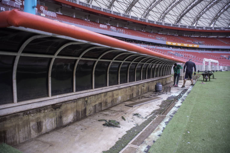 Na foto, um espaço vazio coberto por um toldo marca onde ficavam as poltronas de reservas do estádio Beira-Rio
