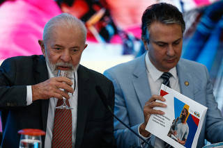 O presidente Lula e o ministro Camilo Santana (Educação) em reunião, no Planalto 