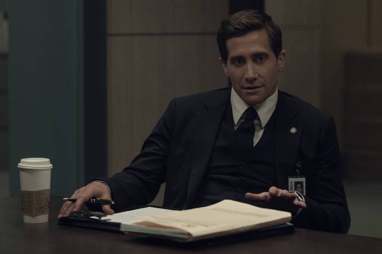 Jake Gyllenhaal é promotor musculoso acusado de assassinato em estreia na TV