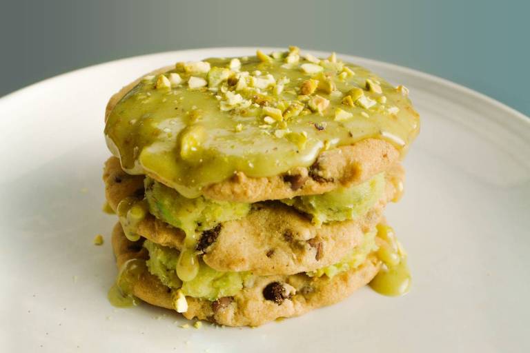 Torre de pistache, nova sobremesa do restaurante Abbraccio que combina pistache com brigadeiro de laranja