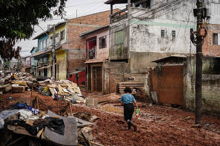 Cenário de destruição e reconstrução no bairro Sarandi, destruído pelas enchentes em Porto Alegre