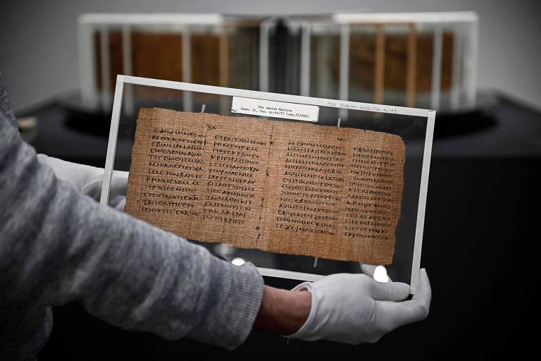 Um dos livros mais antigos do mundo é leiloado por R$ 20 milhões em Londres