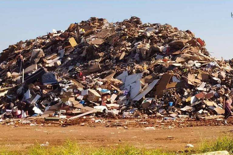 Entulho, lixões provisórios e medo de contaminação: depois de tragédia, Porto Alegre ainda sofre com resíduos