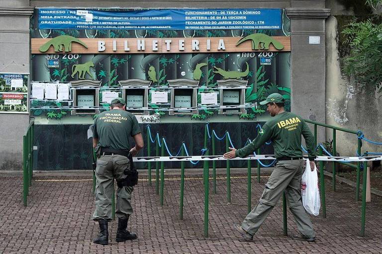 Bilheteria do zoológico do Rio sendo interditada por funcionários do Ibama
