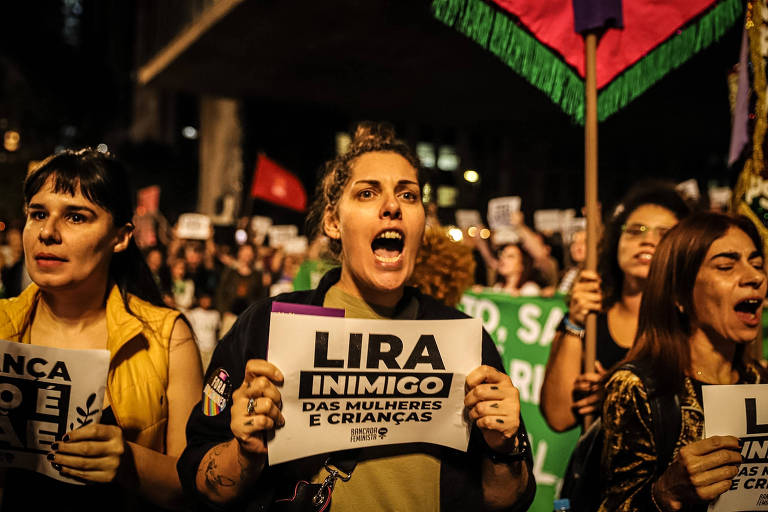 Mulheres protestando com cartazes contra o deputado Arthur Lira
