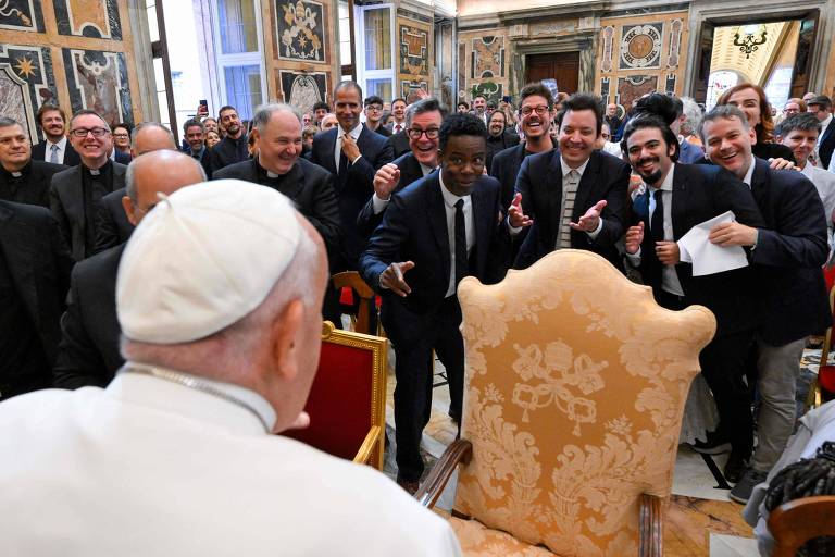 Em encontro com humoristas, papa diz que fazer piada com Deus não é blasfêmia
