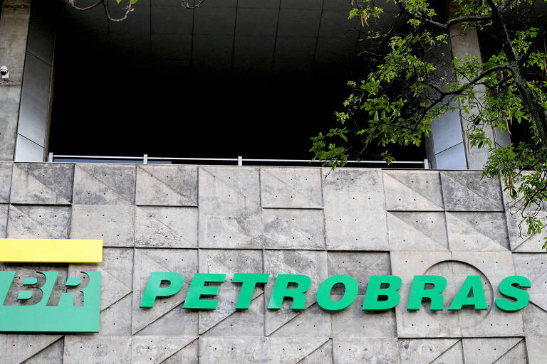 Petróleo e dólar caros elevam querosene de aviação e jogam pressão sobre gasolina