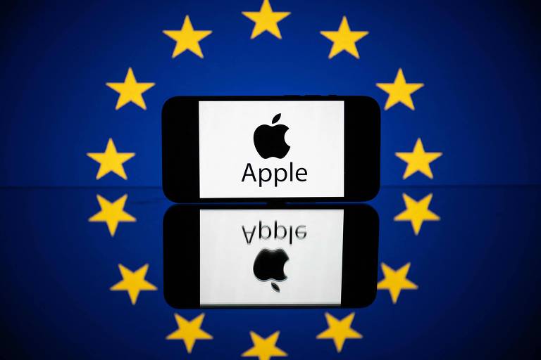 Celular com o logotipo da Apple está em volta do símbolo da União Europeia