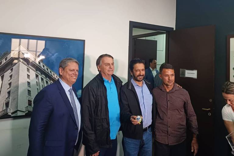 O governador Tarcísio de Freitas, o ex-presidente Jair Bolsonaro, o prefeito Ricardo Nunes e o ex-comandante da Rota Ricardo Mello Araújo após almoço na Prefeitura de São Paulo