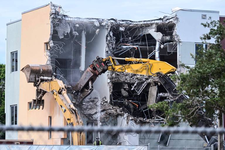 Flórida começa a demolir prédio de escola onde atirador matou 17 em 2018