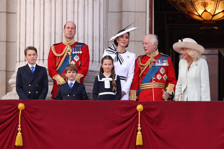 Kate Middleton acena para súditos em primeira aparição oficial após anúncio de câncer