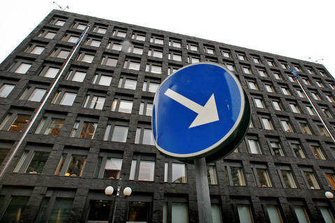 FILE PHOTO: weden's Riksbank building is seen in downtown Stockholm, December 4, 2008.   REUTERS/Bob Strong/File Photo ORG XMIT: FW1