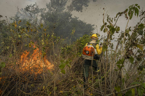 CORUMBÁ, MS, BRASIL, 15/06/2024: Brigadistas do Ibama combatem queimadas para salvar casas de ribeirinhos as margens do Rio Paraguai, em Corumbá. (Foto: Bruno Santos/ Folhapress) *** FSP-AMBIENTE***EXCLUSIVO FOLHA*** ORG XMIT: QUEIMADAS NO PANTANAL