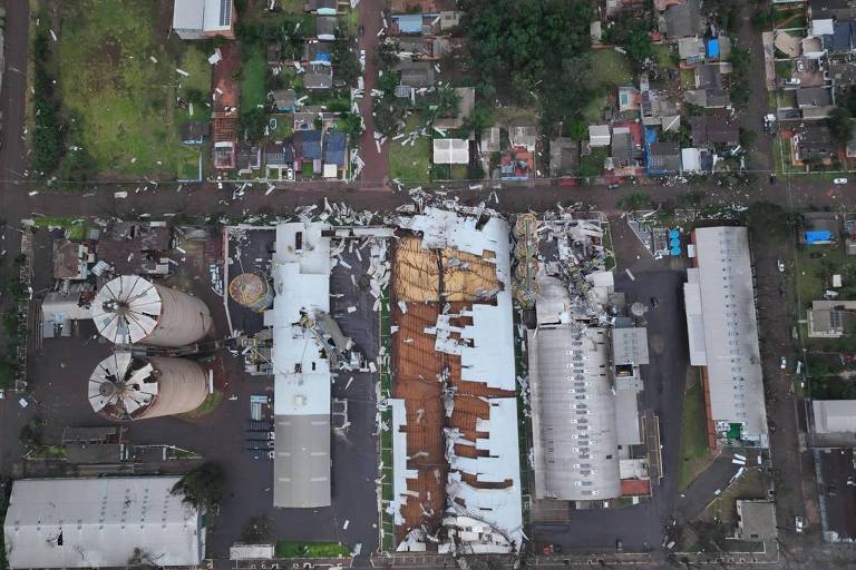 Microexplosão causa estragos em 1.200 casas de município no RS