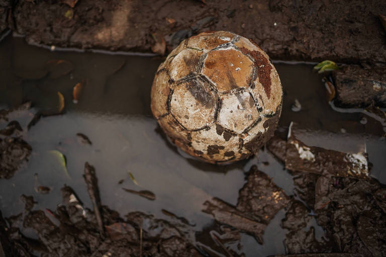 Sede do Panelinha Futebol Clube toda cheia de lama no bairro Sarandi, na zona norte de Porto Alegre 