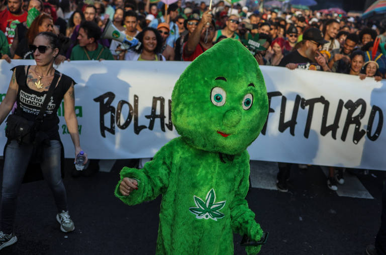 Marcha Maconha realizada neste domingo (16) na cidade de São Paulo tem o tema 'Bolando o futuro sem guerra'