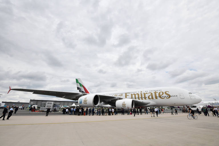 Maior avião de passageiros do mundo tem falha de motor e chamas em decolagem em São Paulo