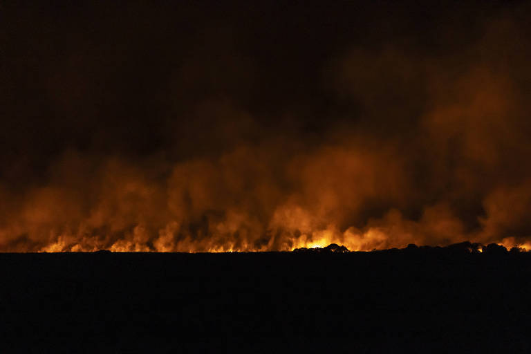 Incêndio atinge área de encosta em Corumbá (MS), no pantanal