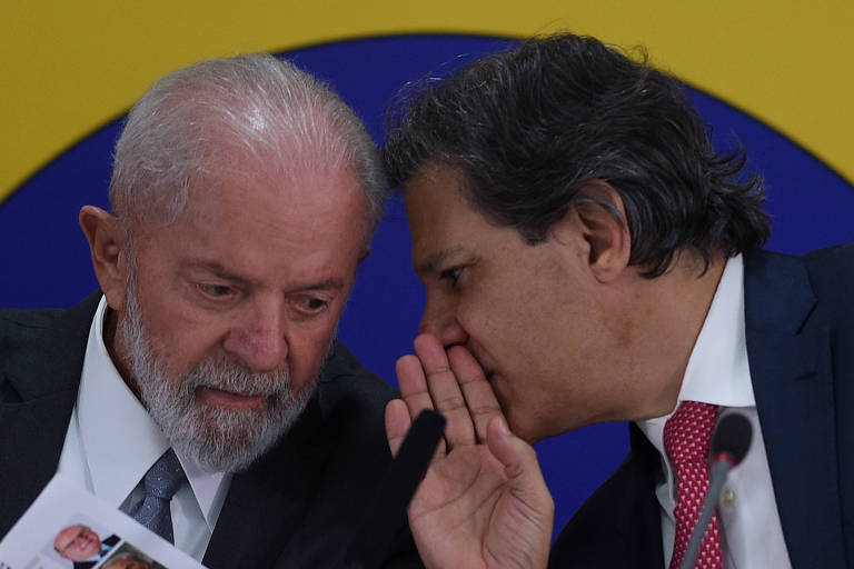 Sob fundo amarelo e azul, como na bandeira do Brasil, homem grisalho de barba inclina a cabeça para ouvir homem que aparenta idade de 60 anos falar como se fosse um segredo, cobrindo a mão com a boca. Ambos usam terno escuro e gravata com camisa clara