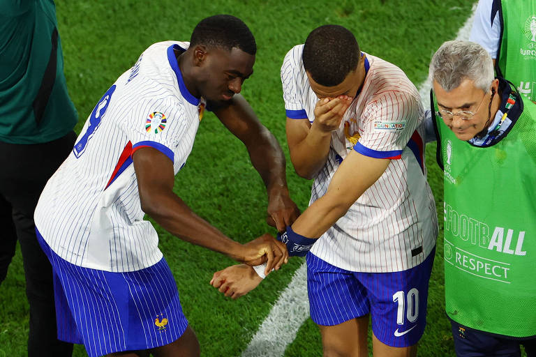 Mbappé deixa o gramado com o nariz sangrando após se chocar com zagueiro da Áustria