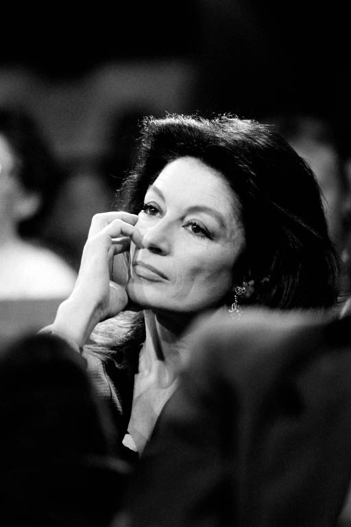 A atriz francesa Anouk Aimée durante um programa de TV em Paris, em 1984