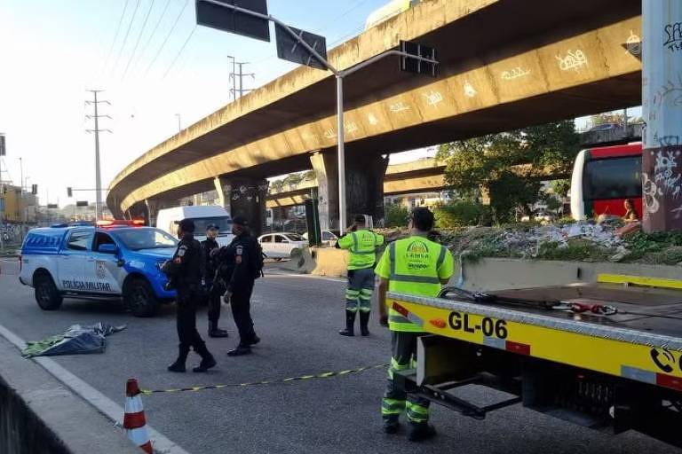 Dois morrem em ponto de ônibus no RJ durante troca de tiros entre PMs e suspeitos