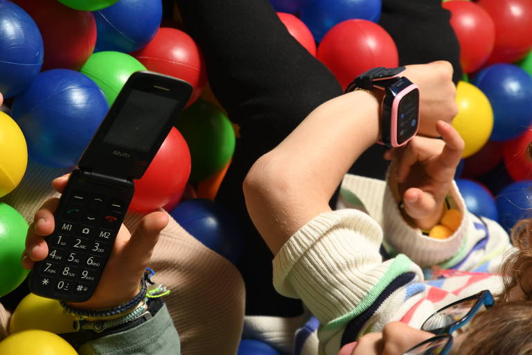 Contra riscos do smartphone, pais dão a filhos celular antigo e relógio-telefone