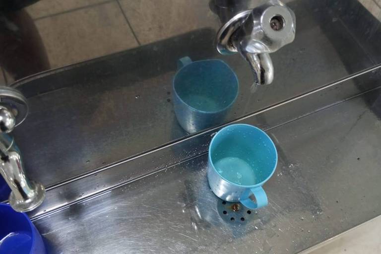 Sem bebedouro, usuário de albergue diz tomar água de chuveiro para matar a sede em SP